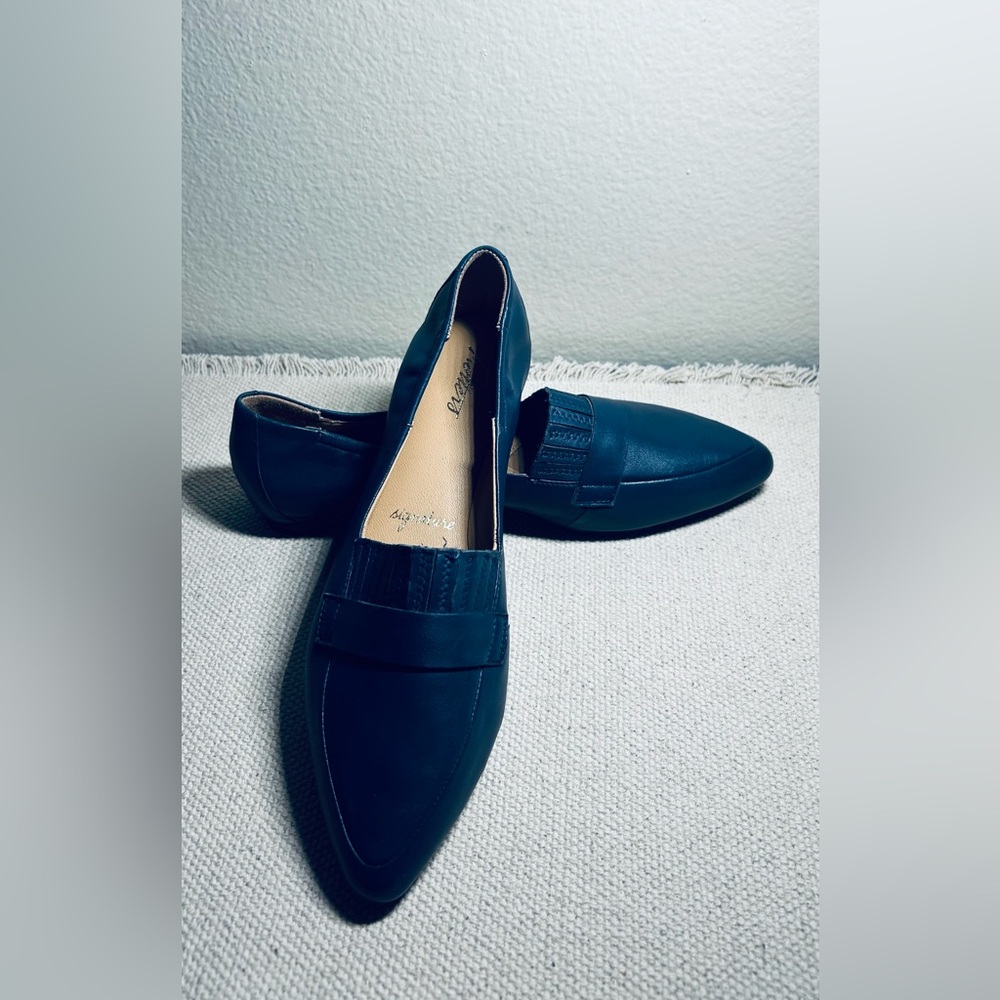 Trotters Classic Navy Flats - Picture 8 of 13